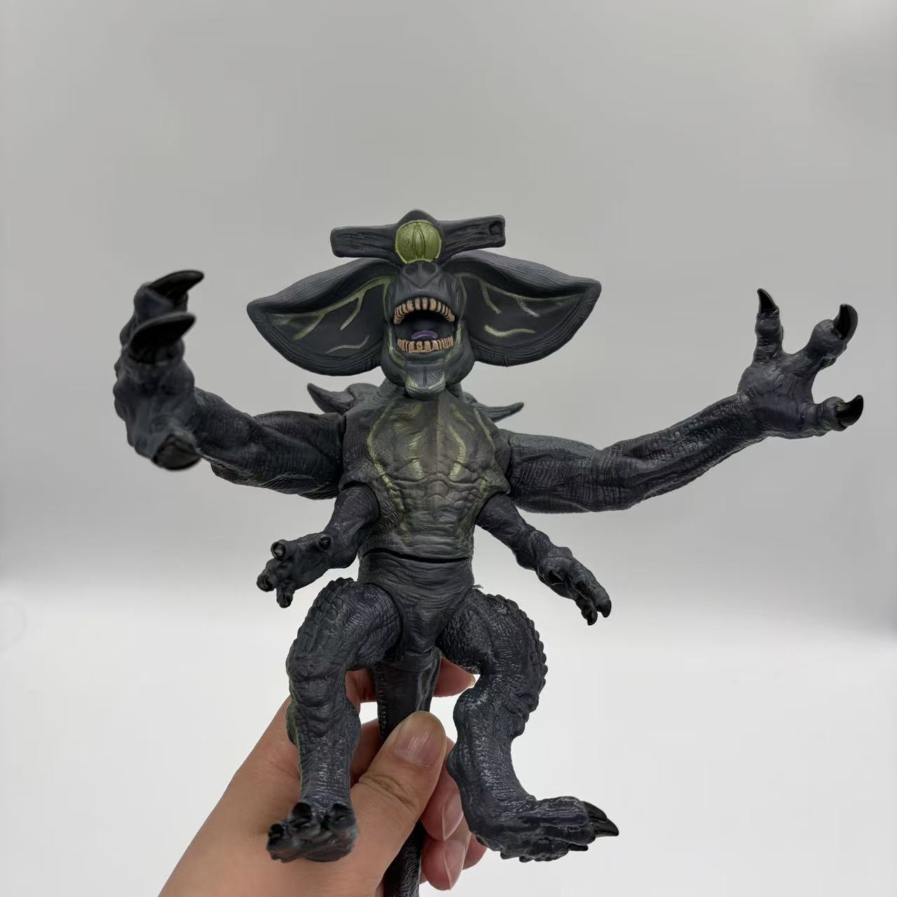 Scunner Trespasser Axe-Head Ha - مراجعة Model Kit Pacific Rim وسعره